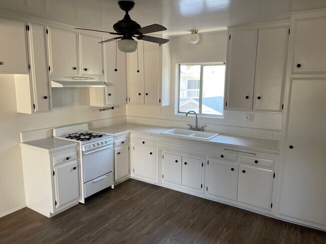 Interior Photo - 2501 E 4TH ST