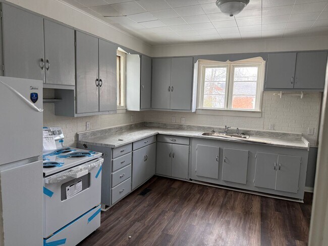 Building Photo - 402 Eastern Ave