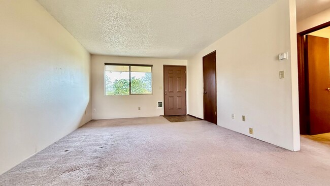 Building Photo - Two Bedroom Townhome with Yard & Attached ...