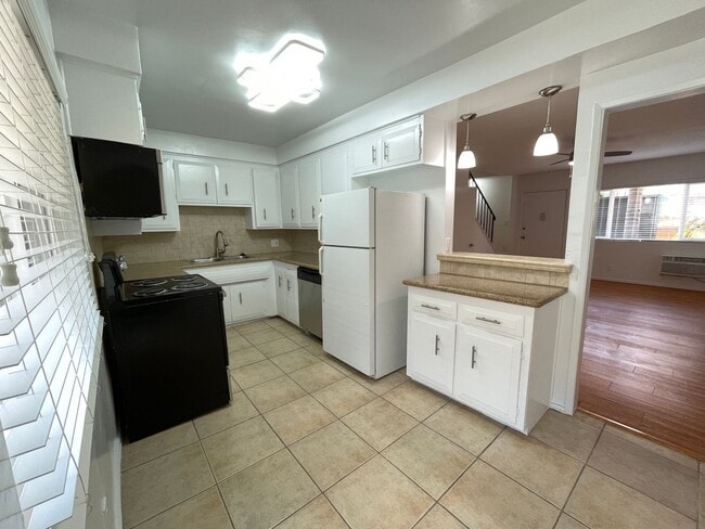Interior Photo - 13952 Moorpark Ave