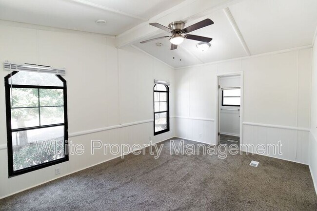 Building Photo - 1172 Southwood Dr