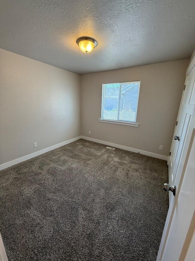 Building Photo - 1375 E Rachel Way