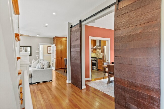Building Photo - Spacious Kent Home | 6 Bed | 4 Bath | 4,000 Sf | Front Porch + Backyard | Detached 4-Car Garage