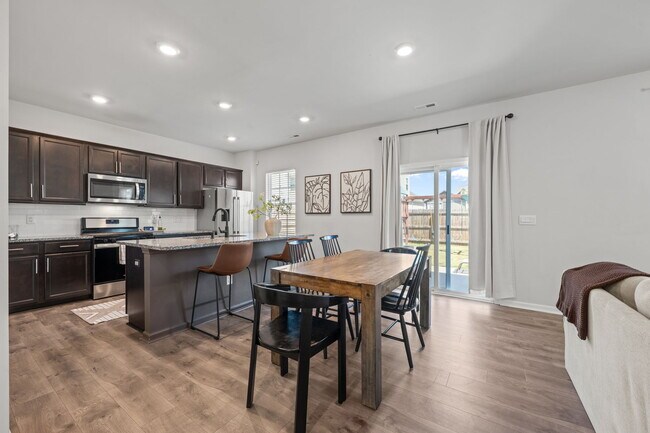 Building Photo - 1009 Chiles Dr