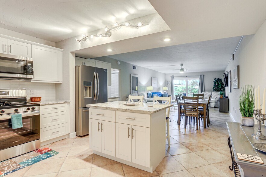 Building Photo - 7930 Sun Island Dr S