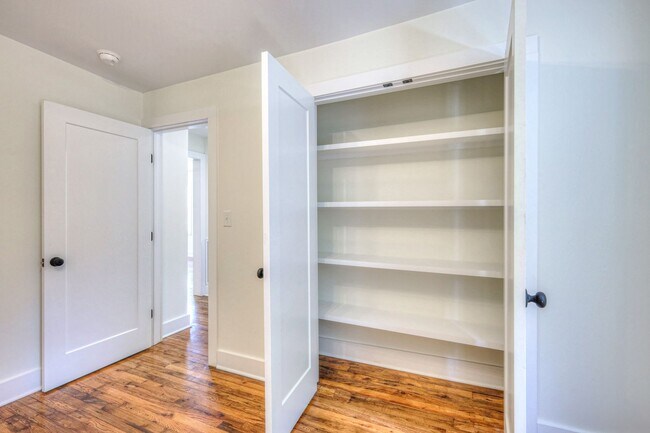 Building Photo - 203 W Cedar St