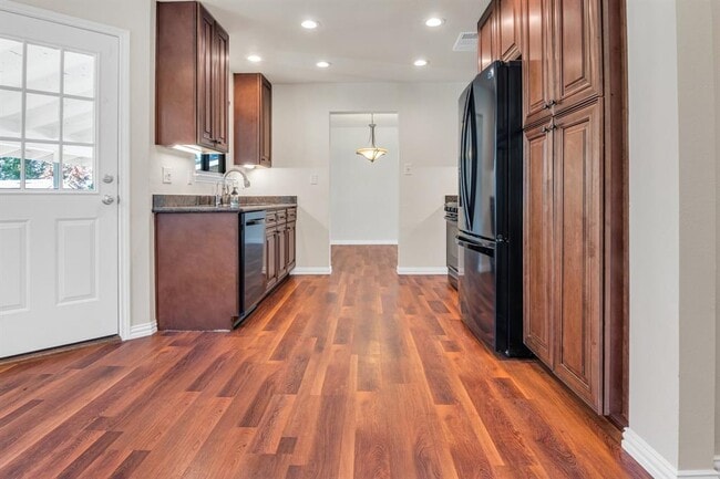 Building Photo - 1803 Lion-Heart Dr