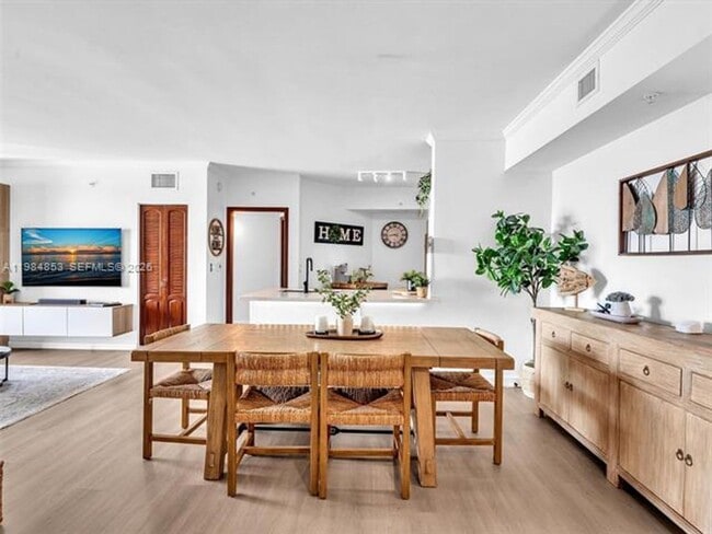 Building Photo - 17150 N Bay Rd