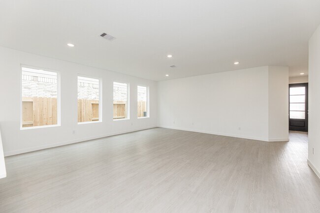 Building Photo - 31726 Wild Mdw Dr