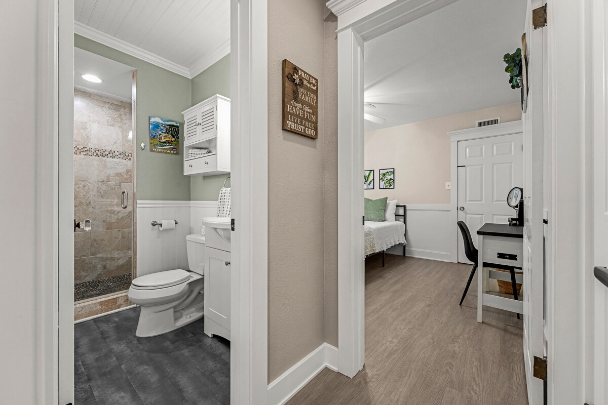 Building Photo - 10838 Newcomb Ave