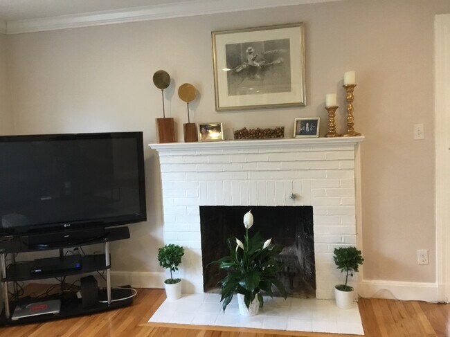 Building Photo - 15 Heath St