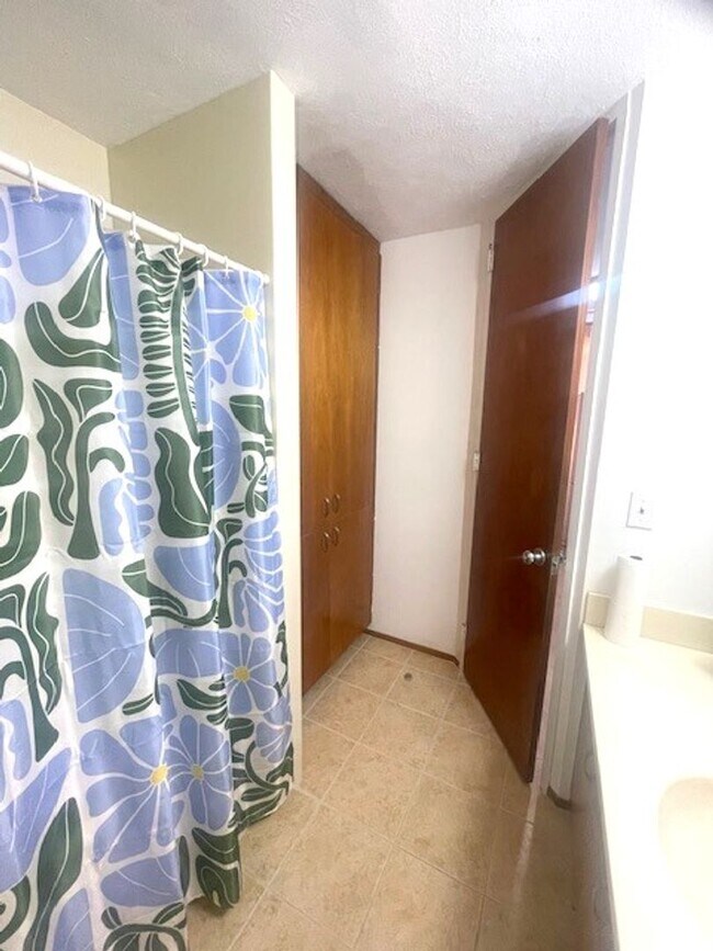 Building Photo - Beautiful 1 Bedroom / 1 Bath at Queen Emma Gardens