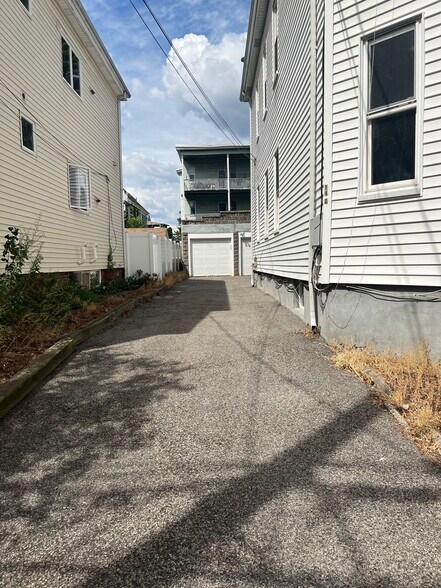 Building Photo - 16 Sullivan Rd