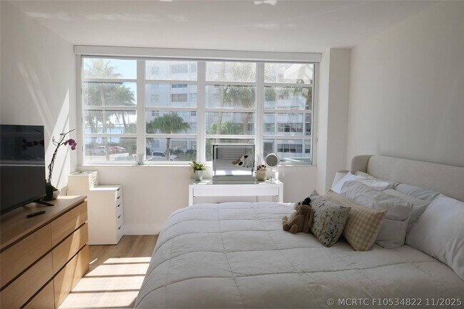 Building Photo - 1408 Brickell Bay Dr
