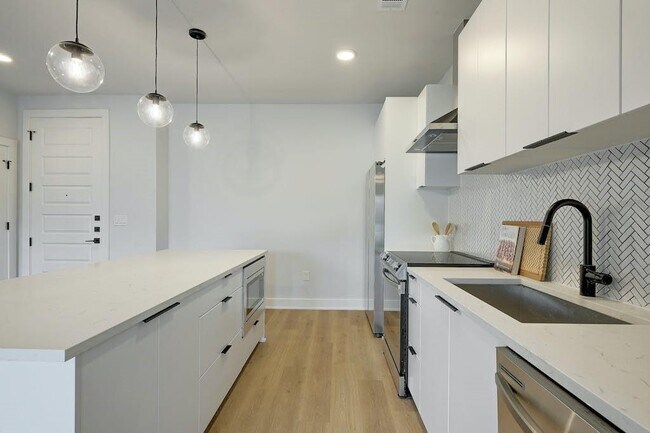 Building Photo - 2500 Longview St