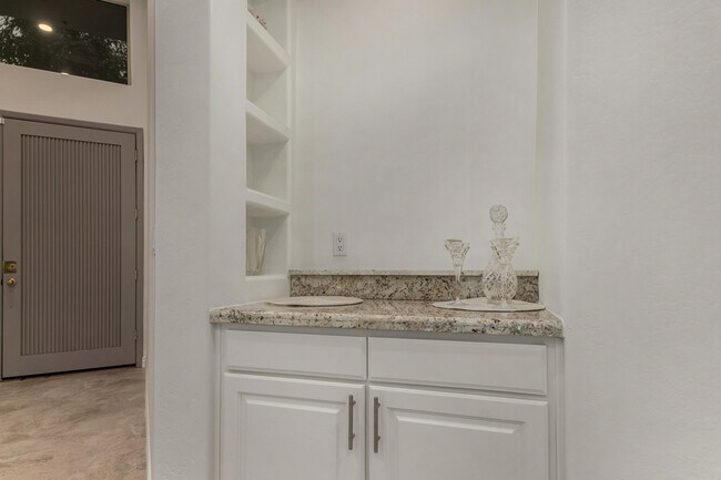 Building Photo - 6711 E Camelback Rd