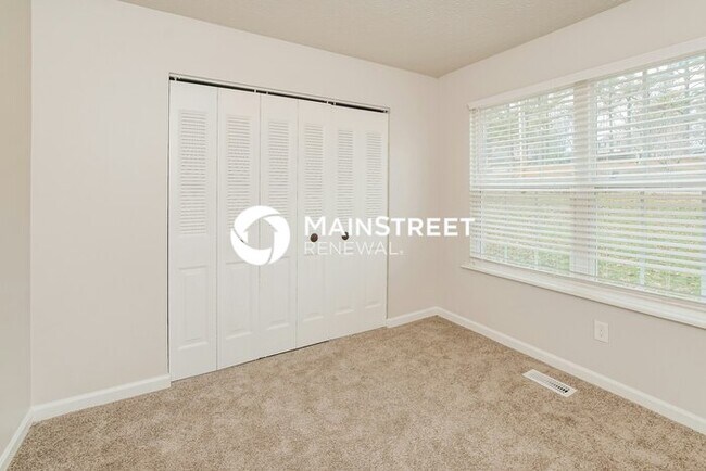 Building Photo - 3 Bedroom Pet-Friendly Home in KNOXVILLE, TN with Main Street Renewal