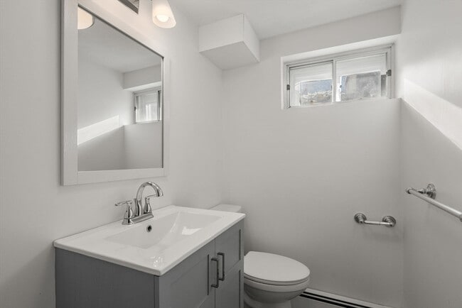 Building Photo - 150 Country Club Rd