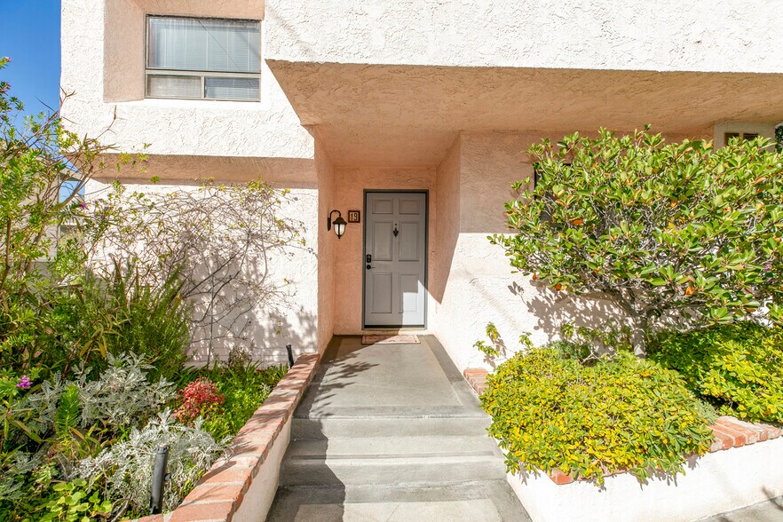 Building Photo - 11911 Magnolia Blvd