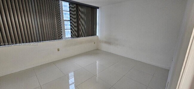 Building Photo - 18021 Biscayne Blvd