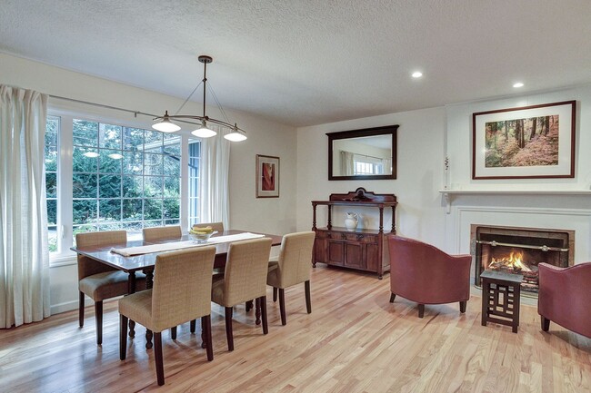 Building Photo - Quaint Remodeled Ranch in Lake Oswego