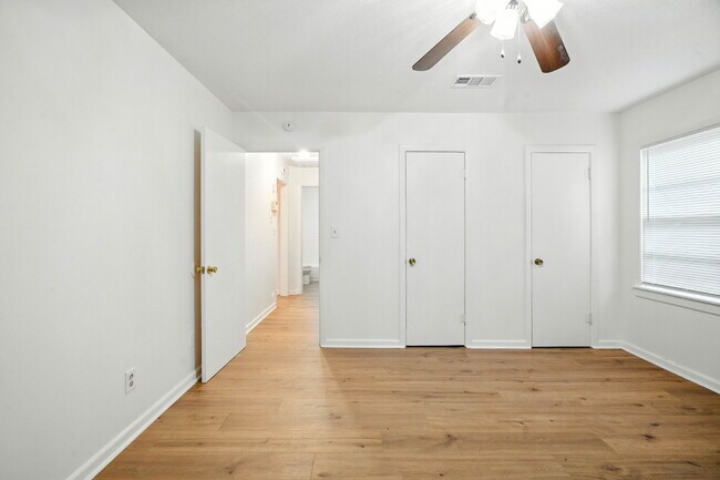 Building Photo - Cozy 2-Bedroom Home with Detached Garage Available for Summer 2026 Pre-Lease