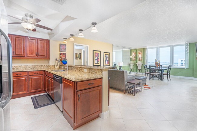 Building Photo - Stunning Oceanfront Furnished Condo in Des...