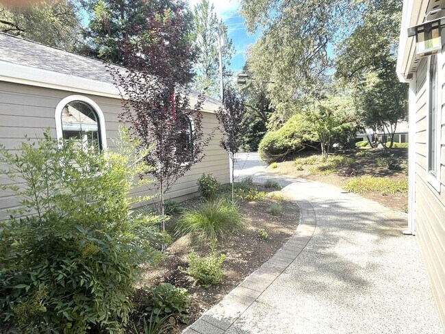 Building Photo - Beautiful 3 bedroom, 3 bath home in Lake W...