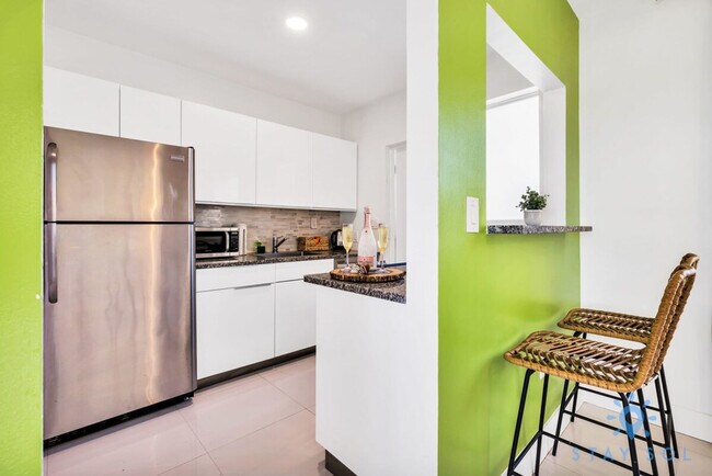 Building Photo - 809 S Ocean Dr