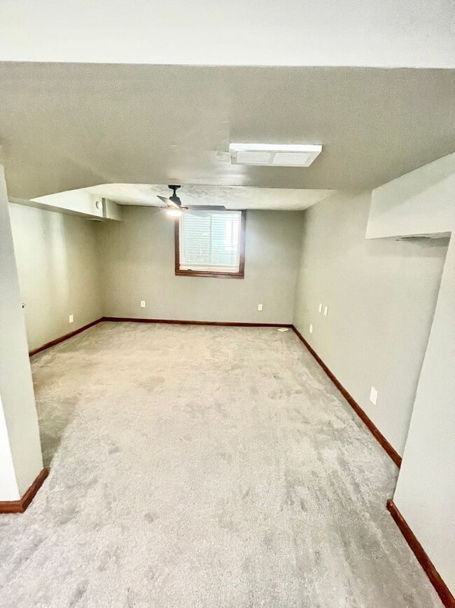 Building Photo - Large historic 6 bedroom 3 bathroom in Blackstone!