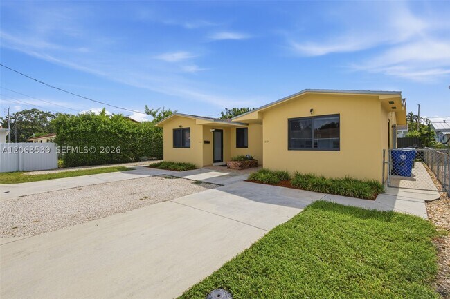 Building Photo - 2627 SW 29th Pl