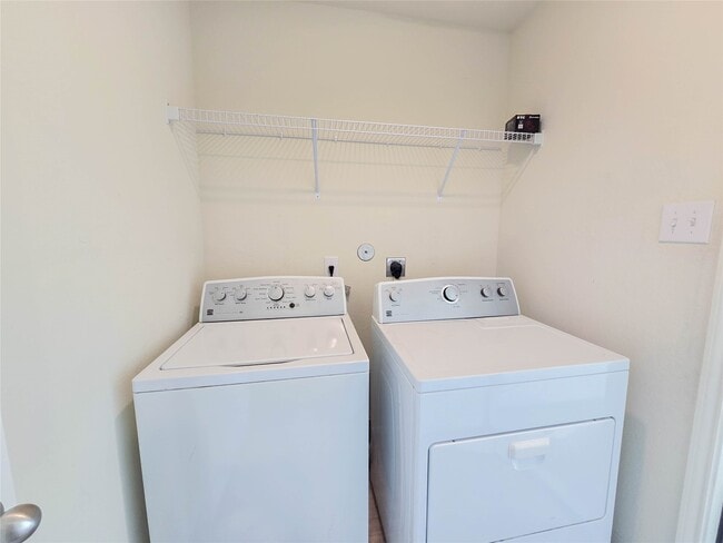 Building Photo - 332 Lone Mountain Dr