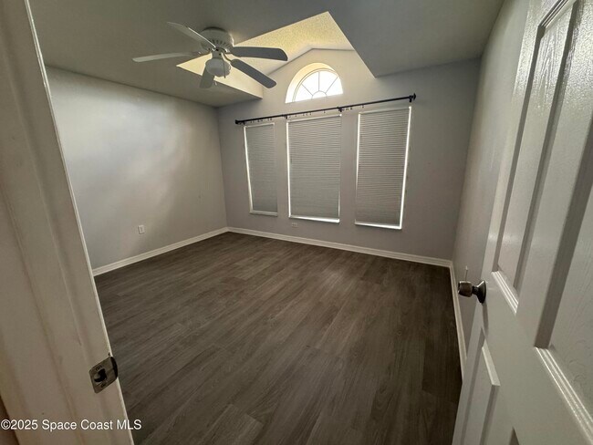Building Photo - 8517 Ivanhoe Dr