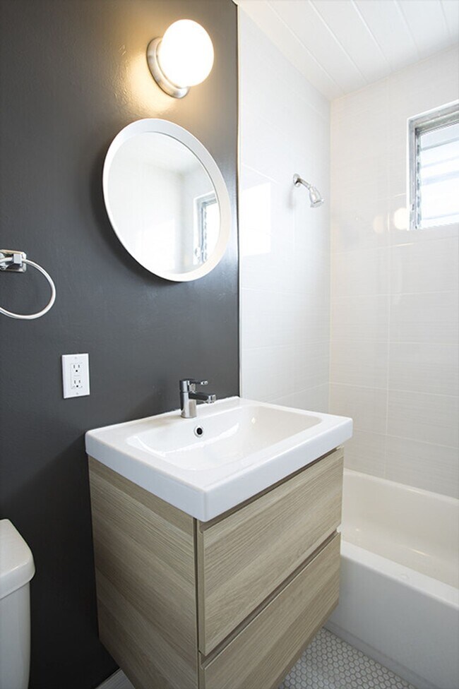 Building Photo - Newly Renovated 1 and 2 Bedroom apartments