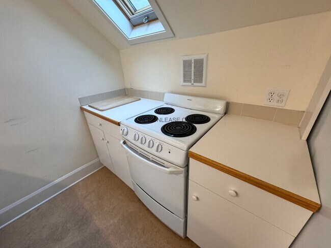 Building Photo - 2 Bedroom 1 bath downtown apartment availa...