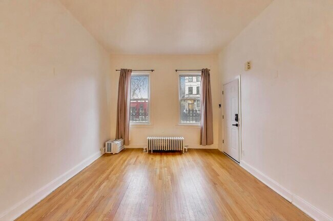 Building Photo - 902 S Claremont Ave