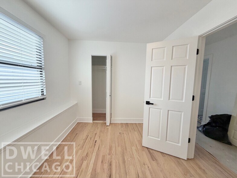 Building Photo - 916 N Noble St