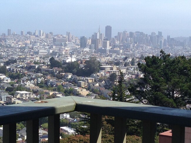 Building Photo - Epic REA: Top Floor 2 BR/2 BA Condo, Pano ...