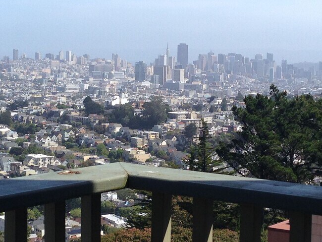 Building Photo - Epic REA: Top Floor 2 BR/2 BA Condo, Pano Views, Balcony, 3-4 Pkg, Storage