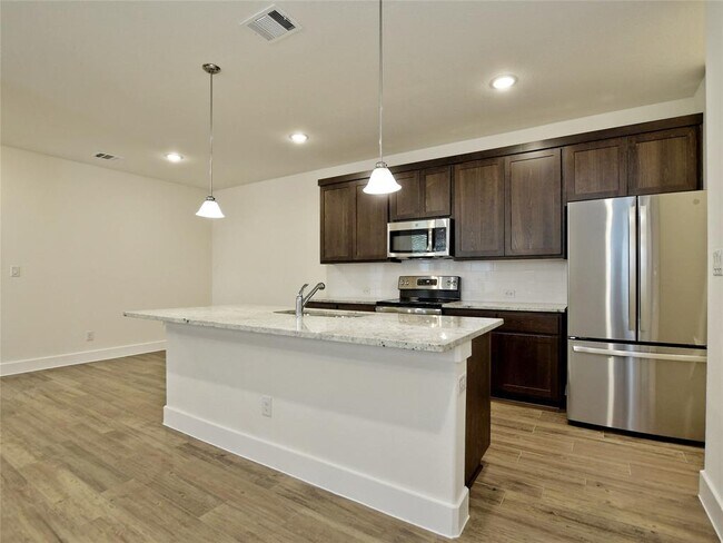 Building Photo - 402 Parkline Dr