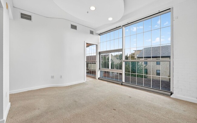 Building Photo - Stunning 3 bedroom Loft