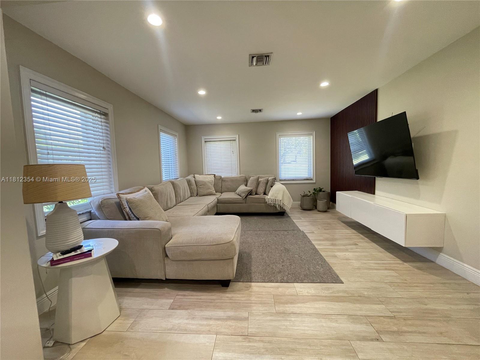 Building Photo - 557 De Leon Dr