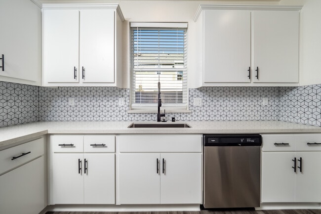 Building Photo - 9037 Summit Ln