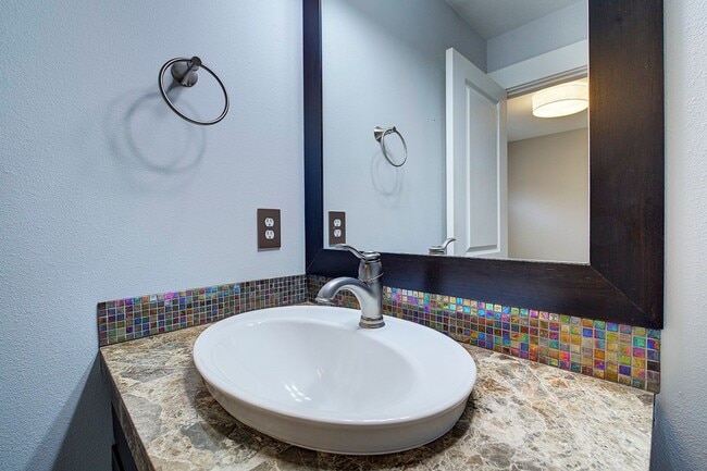 Building Photo - 2Bd/2.5Ba Seattle Townhouse