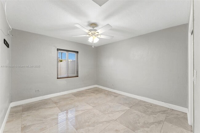 Building Photo - 810 E 9th Pl