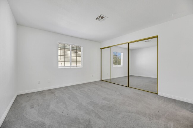 Building Photo - Gated 2 bedroom Condo with new carpet and ...