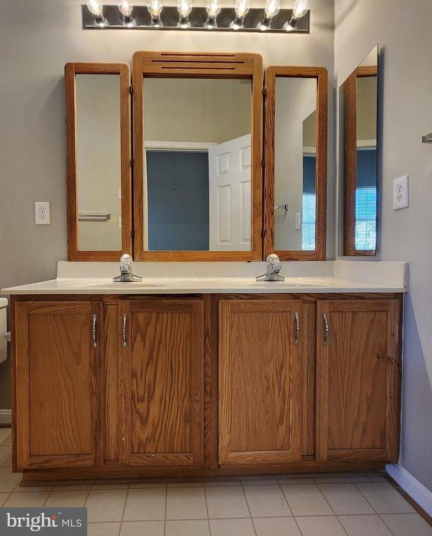 Building Photo - 318 Hanna Ct