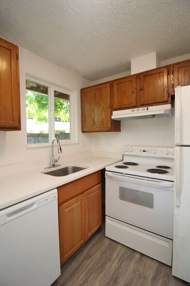 Building Photo - 1127-1127 NE 183rd Ave