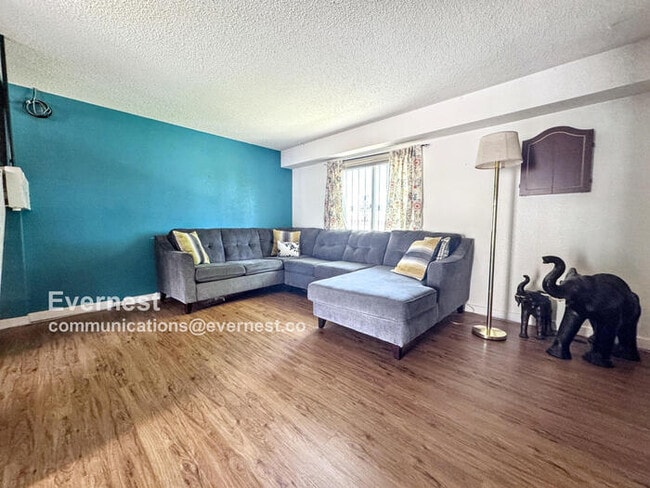 Building Photo - Lovely 3-Bedroom Townhome with Modern Comf...