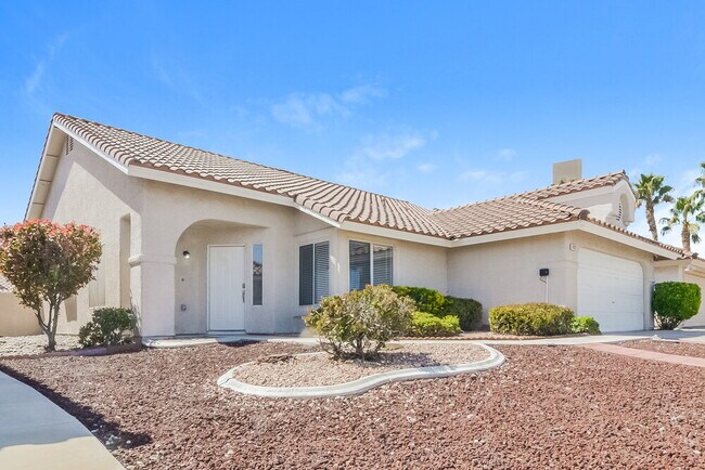 Building Photo - 403 Royal Greens Dr